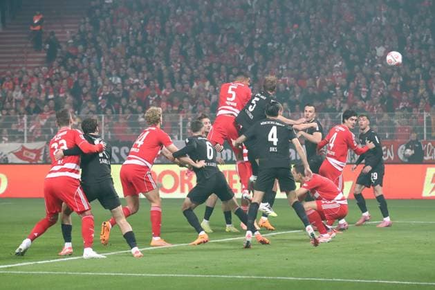 17.10.2025, xtgx, Fussball - 1.Bundesliga Union Berlin - Borussia Moenchengladbach v.l. Tor zum 1:0 durch Danilho Doekhi (Union Berlin, 5) (DFL DFB REGULATIONS PROHIBIT ANY USE OF PHOTOGRAPHS as IMAGE SEQUENCES and or QUASI-VIDEO) Berlin