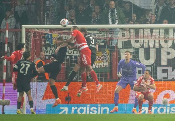 Fußball, Herren, Saison 2025 2026, 1. Bundesliga (7. Spieltag), 1. FC Union Berlin - Borussia Mönchengladbach, Danilho Doekhi (5, rot, 1. FC Union) erzielt das Tor zum 1:0 gegen Marvin Friedrich (5, Borussia Mönchengladbach) und Torwart Moritz Nicolas (Borussia Mönchengladbach), 17.10.2025, Copyright: xMatthiasxKochx