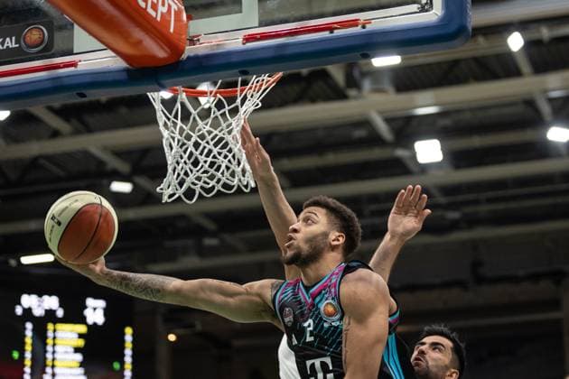 easyCredit BBL Pokal, VET-CONCEPT Gladiators Trier vs. Telekom Baskets Bonn, 17.10.2025 Alijah Comithier (Telekom Baskets Bonn 2) taucht unter dem Korb durch -- easyCredit BBL Pokal, VET-CONCEPT Gladiators Trier vs. Telekom Baskets Bonn, 17.10.2025, SWT Arena Trier Copyright: xBEAUTIFULxSPORTS Derixx