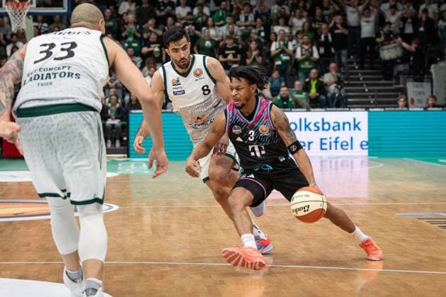 easyCredit BBL Pokal, VET-CONCEPT Gladiators Trier vs. Telekom Baskets Bonn, 17.10.2025 Zachery Cooks (Telekom Baskets Bonn 3) und Behnam Yakhchali Dehkordi (VET-CONCEPT GLADIATORS TRIER 8) -- easyCredit BBL Pokal, VET-CONCEPT Gladiators Trier vs. Telekom Baskets Bonn, 17.10.2025, SWT Arena Trier Copyright: xBEAUTIFULxSPORTS Derixx