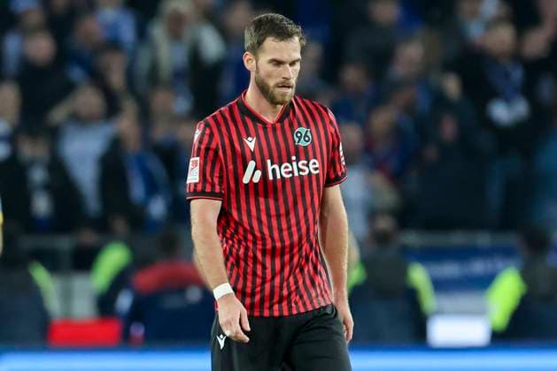 Boris Tomiak (Hannover 96) schaut enttaeuscht, 2. Bundesliga, Hannover 96 v FC Schalke 04, Heinz von Heiden Arena am 17. October 2025 in Hannover, Deutschland. (Foto von Marco Steinbrenner DeFodi Images) Boris Tomiak (Hannover 96) looks dejected, 2. Bundesliga, Hannover 96 v FC Schalke 04, Heinz von Heiden Arena, October 17, 2025 in Hanover, Germany. (Photo by Marco Steinbrenner DeFodi Images) Boris Tomiak Hannover 96 looks disappointed, 2 Bundesliga, Hannover 96 v FC Schalke 04, Heinz von Heiden Arena on October 17, 2025 in Hanover, Germany Photo by Marco Steinbrenner DeFodi Images Boris Tomiak Hannover 96 looks disappointed, 2 Bundesliga, Hannover 96 v FC Schalke 04, Heinz von Heiden Arena, October 17, 2025 in Hanover, Germany Photo by Marco Steinbrenner DeFodi Images