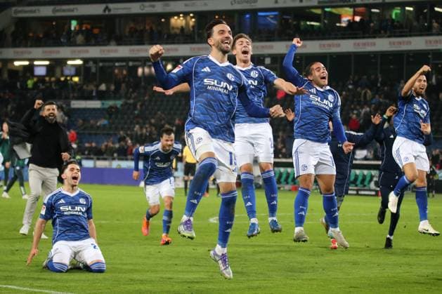 17.10.2025, xmohx, Fussball 2.Bundesliga, Hannover 96 - FC Schalke 04 v.l. Jubel, Freude über den Sieg Kenan Karaman (FC Schalke 04) Felipe Sanchez (FC Schalke 04) (DFL DFB REGULATIONS PROHIBIT ANY USE OF PHOTOGRAPHS as IMAGE SEQUENCES and or QUASI-VIDEO) Hannover *** 17 10 2025, xmohx, Fußball 2 Bundesliga, Hannover 96 FC Schalke 04 v l Jubel, Freude über den Sieg Kenan Karaman FC Schalke 04 Felipe Sanchez FC Schalke 04 DFL DFB REGULATIONS PROHIBIT ANY USE OF PHOTOGRAPHS as IMAGE SEQUENCES and or QUASI VIDEO Hannover