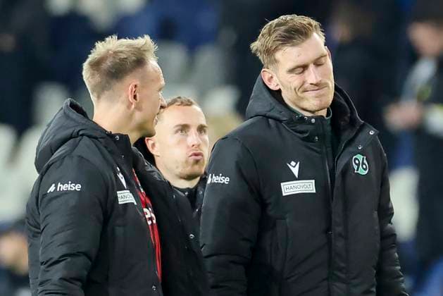 Havard Nielsen (Hannover 96) und Torhueter Leo Weinkauf (Hannover 96) schauen enttaeuscht, 2. Bundesliga, Hannover 96 v FC Schalke 04, Heinz von Heiden Arena am 17. October 2025 in Hannover, Deutschland. (Foto von Marco Steinbrenner DeFodi Images) Havard Nielsen (Hannover 96) und Torhueter Leo Weinkauf (Hannover 96) look dejected, 2. Bundesliga, Hannover 96 v FC Schalke 04, Heinz von Heiden Arena, October 17, 2025 in Hanover, Germany. (Photo by Marco Steinbrenner DeFodi Images) Havard Nielsen Hannover 96 and Torhueter Leo Weinkauf Hannover 96 look dejected, 2 Bundesliga, Hannover 96 v FC Schalke 04, Heinz von Heiden Arena on October 17, 2025 in Hanover, Germany Photo by Marco Steinbrenner DeFodi Images Havard Nielsen Hannover 96 and Torhueter Leo Weinkauf Hannover 96 look dejected, 2 Bundesliga, Hannover 96 v FC Schalke 04, Heinz von Heiden Arena, October 17, 2025 in Hanover, Germany Photo by Marco Steinbrenner DeFodi Images