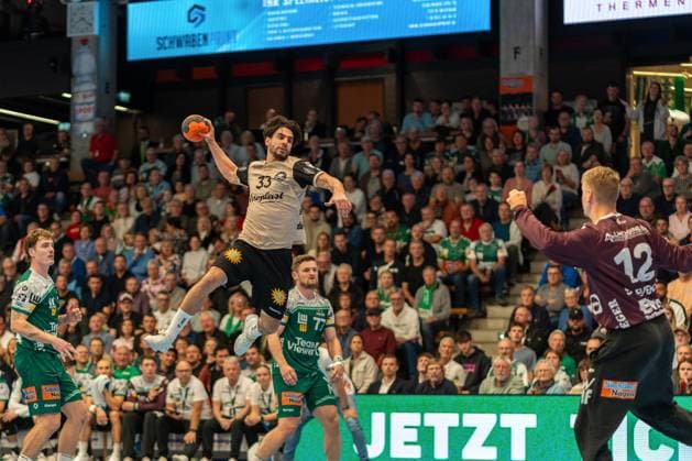 Eloy Morante Maldonado (Bergischer HC, 33) und Kristian Saeveras (Frisch Auf Goeppingem, 12), Frisch Auf Goeppingen vs. Bergischer HC, Handball, Bundesliga, 09. Spieltag, Saison 2025 2026, 17.10.2025, Frisch Auf Goeppingen vs. Bergischer HC, Handball, Bundesliga, 09. Spieltag, Saison 2025 2026, 17.10.2025 Goeppingen Copyright: xEibner-Pressefoto MaxxVogelx EP_MVL