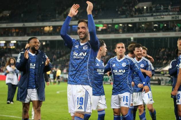 17.10.2025, xmohx, Fussball 2.Bundesliga, Hannover 96 - FC Schalke 04 v.l. Jubel, Freude über den Sieg Kenan Karaman (FC Schalke 04) Felipe Sanchez (FC Schalke 04) (DFL DFB REGULATIONS PROHIBIT ANY USE OF PHOTOGRAPHS as IMAGE SEQUENCES and or QUASI-VIDEO) Hannover