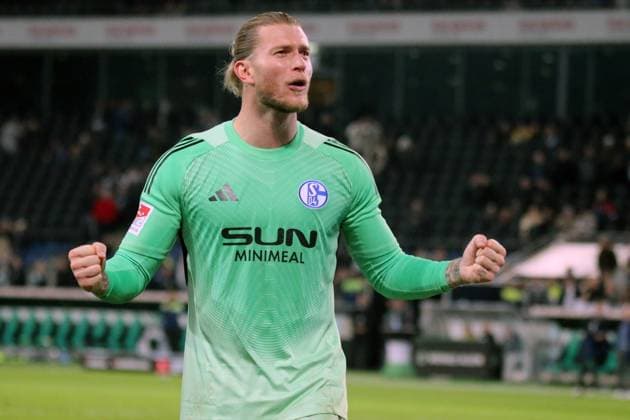 17.10.2025, xmohx, Fussball 2.Bundesliga, Hannover 96 - FC Schalke 04 v.l. Jubel, Freude über den Sieg Loris Karius (FC Schalke 04) (DFL DFB REGULATIONS PROHIBIT ANY USE OF PHOTOGRAPHS as IMAGE SEQUENCES and or QUASI-VIDEO) Hannover