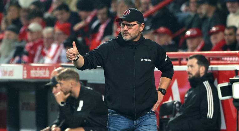 Trainer Steffen Baumgart zeigt Daumen hoch Aktion Oberkörper Fußball Fussball Bundesliga Herren DFL 7. Spieltag Saison 2025 2026 17.10.2025 1.FC Union Berlin FCU vs. Borussia Mönchengladbach BMG DFL regulations prohibit any use of photographs as image sequences and or quasi-video. *** Coach Steffen Baumgart shows thumbs up action upper body Sport Football Soccer Bundesliga Men DFL 7 Matchday Season 2025 2026 17 10 2025 1 FC Union Berlin FCU vs Borussia Mönchengladbach BMG DFL regulations prohibit any use of photographs as image sequences and or quasi video