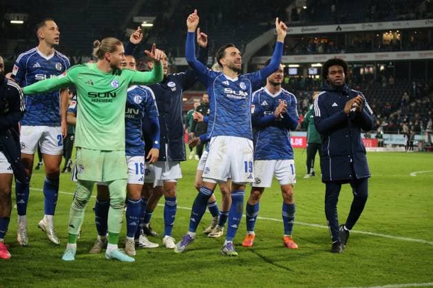 17.10.2025, xmohx, Fussball 2.Bundesliga, Hannover 96 - FC Schalke 04 v.l. Jubel, Freude über den Sieg Loris Karius (FC Schalke 04) Kenan Karaman (FC Schalke 04) (DFL DFB REGULATIONS PROHIBIT ANY USE OF PHOTOGRAPHS as IMAGE SEQUENCES and or QUASI-VIDEO) Hannover