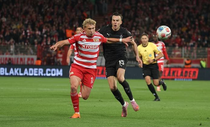 Leopold Querfeld, Haris Tabakovic Zweikampf Spielszene Aktion Fußball Fussball Bundesliga Herren DFL 7. Spieltag Saison 2025 2026 17.10.2025 1.FC Union Berlin FCU vs. Borussia Mönchengladbach BMG DFL regulations prohibit any use of photographs as image sequences and or quasi-video.