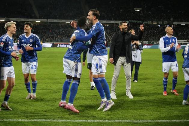 17.10.2025, xmohx, Fussball 2.Bundesliga, Hannover 96 - FC Schalke 04 v.l. Jubel, Freude über den Sieg Christian Gomis (FC Schalke 04) Kenan Karaman (FC Schalke 04) Coach Trainer Miron Muslic (FC Schalke 04) (DFL DFB REGULATIONS PROHIBIT ANY USE OF PHOTOGRAPHS as IMAGE SEQUENCES and or QUASI-VIDEO) Hannover