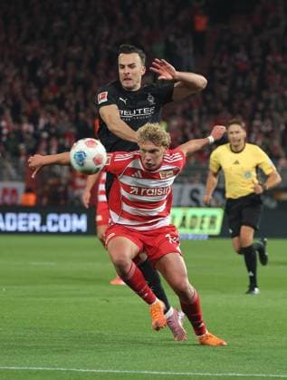 Leopold Querfeld, Haris Tabakovic Zweikampf Spielszene Aktion Fußball Fussball Bundesliga Herren DFL 7. Spieltag Saison 2025 2026 17.10.2025 1.FC Union Berlin FCU vs. Borussia Mönchengladbach BMG DFL regulations prohibit any use of photographs as image sequences and or quasi-video.