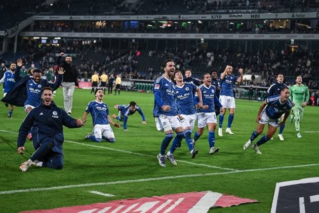 17.10.2025, Fussball, 2. Bundesliga, Saison 2025 2026, 9. Spieltag, Hannover 96 - FC Schalke 04, Der FC Schalke 04 feiern mit den Fans den Auswärtssieg. xRHR-FOTO YYx