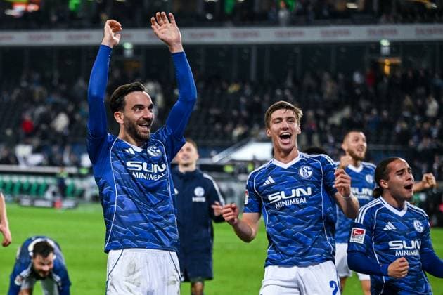 17.10.2025, Fussball, 2. Bundesliga, Saison 2025 2026, 9. Spieltag, Hannover 96 - FC Schalke 04, Der FC Schalke 04 feiern mit den Fans den Auswärtssieg. Kenan Karaman (FC Schalke 04), Felipe Sanchez (FC Schalke 04) xRHR-FOTO YYx