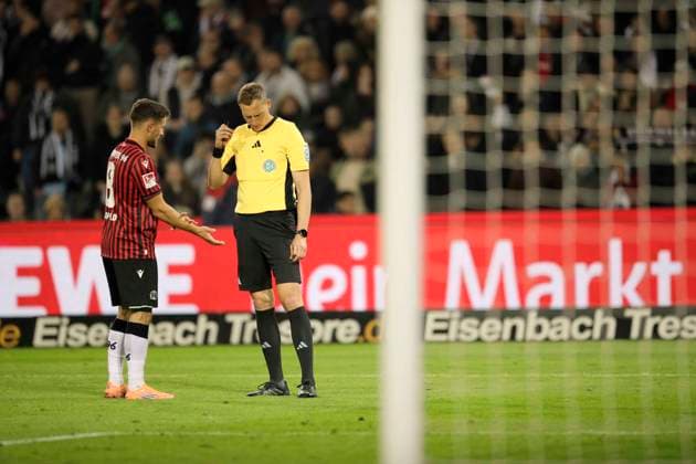 Foto : Schiri Martin Petersen war heftig umstritten , und hat heute abend seltsam gepfiffen , und 3 Elfmeter für Hannover annuliert , links Enzo Leopold (Hannover) im Streitgespräch Fussball 2. Liga , 9. Spieltag am Fr. 17.10.2025 Hannover 96 - Schalke 04