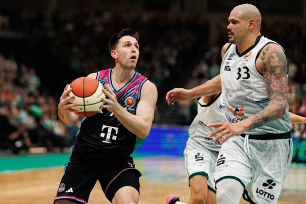 Grayson Murphy (Telekom Baskets Bonn) im Zweikampf mit Maik Zirbes (Gladiators Trier), Vet Concept Gladiators Trier vs Telekom Baskets Bonn, Basketball, BBL Pokal, Achtelfinale, Saison 2025 2026, 17.10.2025 Vet Concept Gladiators Trier vs Telekom Baskets Bonn, Basketball, BBL Pokal, Achtelfinale, Saison 2025 2026, 17.10.2025 Copyright: xEibner-Pressefoto AlexanderxNeisx EP_ANS