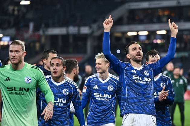 17.10.2025, Fussball, 2. Bundesliga, Saison 2025 2026, 9. Spieltag, Hannover 96 - FC Schalke 04, Der FC Schalke 04 feiern mit den Fans den Auswärtssieg. Torwart Loris Karius(FC Schalke 04), Kenan Karaman (FC Schalke 04) xRHR-FOTO YYx