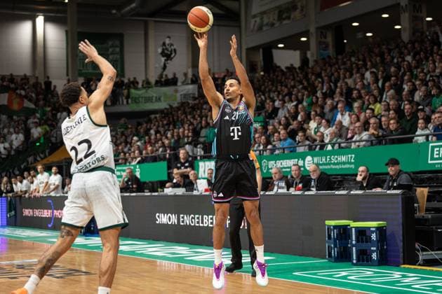 easyCredit BBL Pokal, VET-CONCEPT Gladiators Trier vs. Telekom Baskets Bonn, 17.10.2025 Joel Aminu (Telekom Baskets Bonn 21) beim Dreierversuch -- easyCredit BBL Pokal, VET-CONCEPT Gladiators Trier vs. Telekom Baskets Bonn, 17.10.2025, SWT Arena Trier Copyright: xBEAUTIFULxSPORTS Derixx