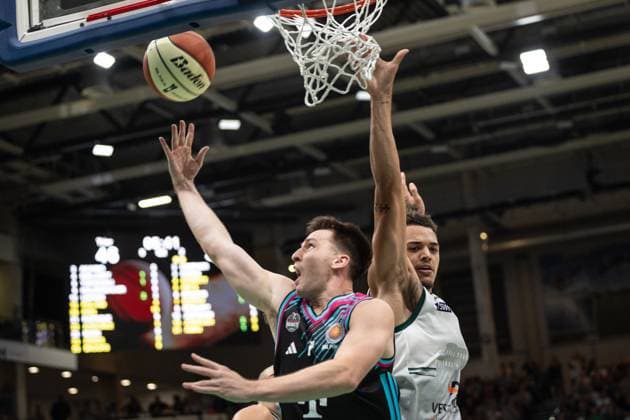 easyCredit BBL Pokal, VET-CONCEPT Gladiators Trier vs. Telekom Baskets Bonn, 17.10.2025 Grayson Murphy (Telekom Baskets Bonn 7) beimn Korbleger -- easyCredit BBL Pokal, VET-CONCEPT Gladiators Trier vs. Telekom Baskets Bonn, 17.10.2025, SWT Arena Trier Copyright: xBEAUTIFULxSPORTS Derixx