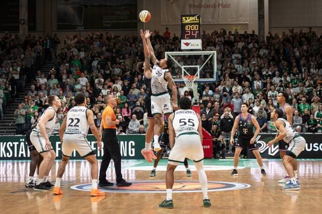 easyCredit BBL Pokal, VET-CONCEPT Gladiators Trier vs. Telekom Baskets Bonn, 17.10.2025 Hochball zum Spiel -- easyCredit BBL Pokal, VET-CONCEPT Gladiators Trier vs. Telekom Baskets Bonn, 17.10.2025, SWT Arena Trier Copyright: xBEAUTIFULxSPORTS Derixx