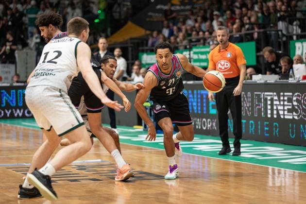 easyCredit BBL Pokal, VET-CONCEPT Gladiators Trier vs. Telekom Baskets Bonn, 17.10.2025 Joel Aminu (Telekom Baskets Bonn 21) zieht zum Korb -- easyCredit BBL Pokal, VET-CONCEPT Gladiators Trier vs. Telekom Baskets Bonn, 17.10.2025, SWT Arena Trier Copyright: xBEAUTIFULxSPORTS Derixx