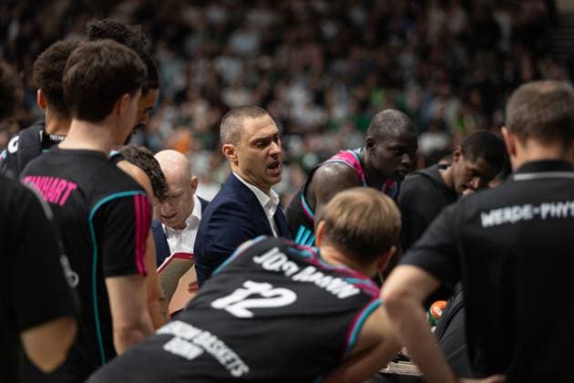 easyCredit BBL Pokal, VET-CONCEPT Gladiators Trier vs. Telekom Baskets Bonn, 17.10.2025 Marko Stankovic (Telekom Baskets Bonn Head Coach) ist in der Auszeit unzufrieden -- easyCredit BBL Pokal, VET-CONCEPT Gladiators Trier vs. Telekom Baskets Bonn, 17.10.2025, SWT Arena Trier Copyright: xBEAUTIFULxSPORTS Derixx