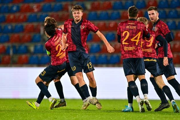 Unterhachinger Spieler mit Torjubel, Jubel, Torjubel, Torerfolg, celebrate the goal, goal, celebration, Jubel ueber das Tor zum 1:1 durch Jeroen Krupa (Unterhaching, 9) (verdeckt), optimistisch, Action, Aktion, 17.10.2025, Unterhaching (Deutschland), Fussball, Regionalliga Bayern, SpVgg Unterhaching - SpVgg Bayreuth