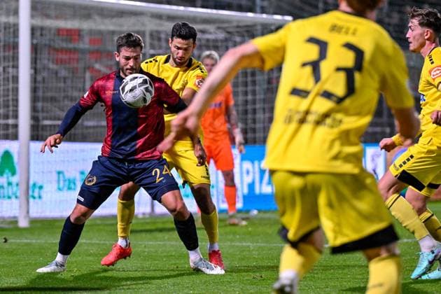 v.li.: Moritz Müller (Unterhaching, 24) Edwin Schwarz (Bayreuth, 5) im Zweikampf, Duell, duel, tackle, Dynamik, Action, Aktion, 17.10.2025, Unterhaching (Deutschland), Fussball, Regionalliga Bayern, SpVgg Unterhaching - SpVgg Bayreuth