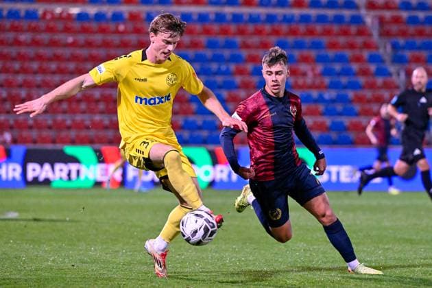 v.li.: Julian Bell (Bayreuth, 33) Christopher Negele (Unterhaching, 7) im Zweikampf, Duell, duel, tackle, Dynamik, Action, Aktion, 17.10.2025, Unterhaching (Deutschland), Fussball, Regionalliga Bayern, SpVgg Unterhaching - SpVgg Bayreuth