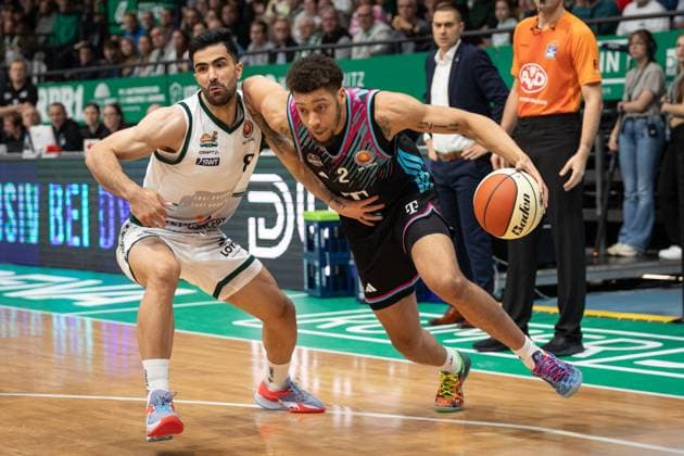 easyCredit BBL Pokal, VET-CONCEPT Gladiators Trier vs. Telekom Baskets Bonn, 17.10.2025 Alijah Comithier (Telekom Baskets Bonn 2) und Behnam Yakhchali Dehkordi (VET-CONCEPT GLADIATORS TRIER 8) -- easyCredit BBL Pokal, VET-CONCEPT Gladiators Trier vs. Telekom Baskets Bonn, 17.10.2025, SWT Arena Trier Copyright: xBEAUTIFULxSPORTS Derixx