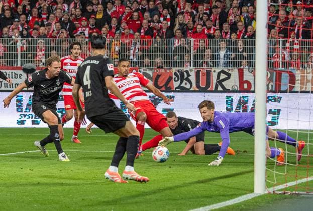 Fußball, Herren, Saison 2025 2026, 1. Bundesliga (7. Spieltag), 1. FC Union Berlin - Borussia Mönchengladbach, Danilho Doekhi (1. FC Union Berlin) erzielt das Tor zum 2:0 gegen Marvin Friedrich (Gladbach), Kevin Diks (Gladbach), Nico Elvedi (Gladbach) und Torhüter Moritz Nicolas (Gladbach), 17.10.2025, Copyright: xSebastianxRäppold MatthiasxKochx