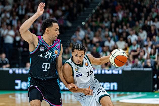 Jordan Roland (VET-CONCEPT Gladiators Trier, 15) vs Joel Sadu Aminu (Telekom Baskets Bonn, 21) VET-CONCEPT Gladiators Trier vs Telekom Baskets Bonn, Basketball, easy Credit BBL-Pokal, 2. Spieltag, Achtelfinale, 2025 2026, 17.10.2025 VET-CONCEPT Gladiators Trier vs Telekom Baskets Bonn, Basketball, easy Credit BBL-Pokal, 2. Spieltag, Achtelfinale, 2025 2026, 17.10.2025 Trier Copyright: xEibner-Pressefoto GerhardxWingenx EP_GWR