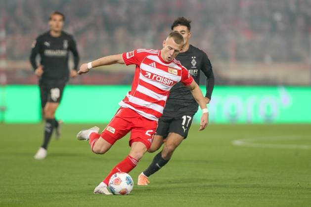 17.10.2025, xtgx, Fussball - 1.Bundesliga Union Berlin - Borussia Moenchengladbach v.l. Andrej Ilic (Union Berlin, 23), Jens Catrop (Gladbach, 17) Zweikampf, Duell, Kampf, tackle (DFL DFB REGULATIONS PROHIBIT ANY USE OF PHOTOGRAPHS as IMAGE SEQUENCES and or QUASI-VIDEO) Berlin