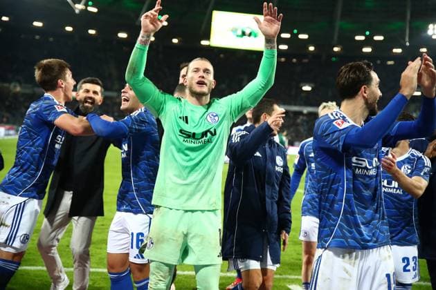 17.10.2025, xmohx, Fussball 2.Bundesliga, Hannover 96 - FC Schalke 04 v.l. Jubel, Freude über den Sieg mit Loris Karius (FC Schalke 04) (DFL DFB REGULATIONS PROHIBIT ANY USE OF PHOTOGRAPHS as IMAGE SEQUENCES and or QUASI-VIDEO) Hannover