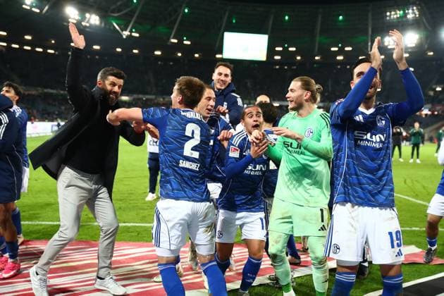 17.10.2025, xmohx, Fussball 2.Bundesliga, Hannover 96 - FC Schalke 04 v.l. Jubel, Freude über den Sieg mit Loris Karius (FC Schalke 04) und Coach Trainer Miron Muslic (FC Schalke 04) (DFL DFB REGULATIONS PROHIBIT ANY USE OF PHOTOGRAPHS as IMAGE SEQUENCES and or QUASI-VIDEO) Hannover