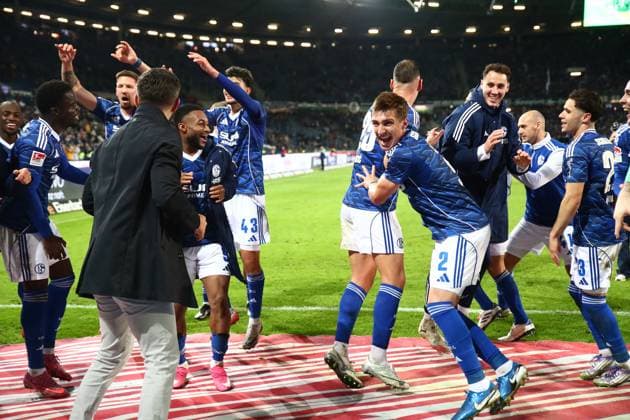 17.10.2025, xmohx, Fussball 2.Bundesliga, Hannover 96 - FC Schalke 04 v.l. Jubel, Freude über den Sieg mit Coach Trainer Miron Muslic (FC Schalke 04) (DFL DFB REGULATIONS PROHIBIT ANY USE OF PHOTOGRAPHS as IMAGE SEQUENCES and or QUASI-VIDEO) Hannover