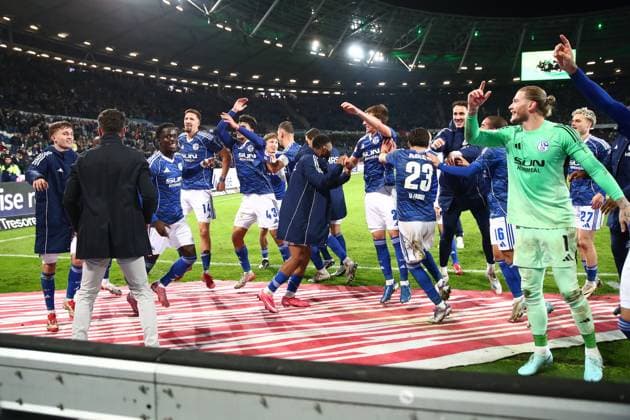 17.10.2025, xmohx, Fussball 2.Bundesliga, Hannover 96 - FC Schalke 04 v.l. Jubel, Freude über den Sieg mit Loris Karius (FC Schalke 04) und Coach Trainer Miron Muslic (FC Schalke 04) (DFL DFB REGULATIONS PROHIBIT ANY USE OF PHOTOGRAPHS as IMAGE SEQUENCES and or QUASI-VIDEO) Hannover