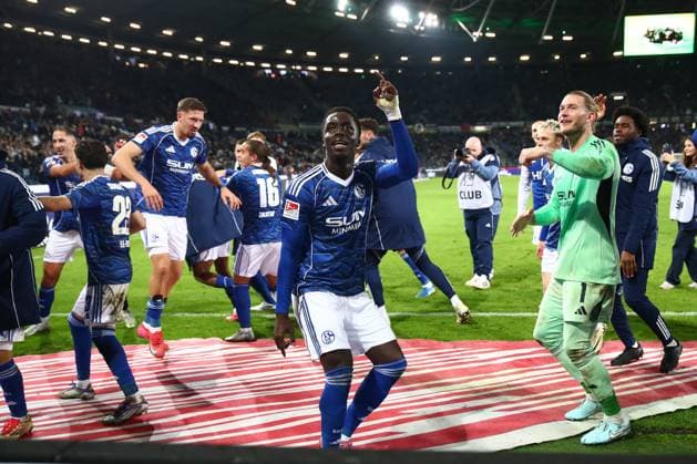 17.10.2025, xmohx, Fussball 2.Bundesliga, Hannover 96 - FC Schalke 04 v.l. Jubel, Freude über den Sieg mit Christian Gomis (FC Schalke 04) Loris Karius (FC Schalke 04) (DFL DFB REGULATIONS PROHIBIT ANY USE OF PHOTOGRAPHS as IMAGE SEQUENCES and or QUASI-VIDEO) Hannover