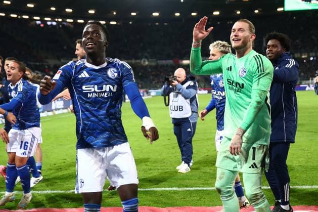 17.10.2025, xmohx, Fussball 2.Bundesliga, Hannover 96 - FC Schalke 04 v.l. Jubel, Freude über den Sieg mit Christian Gomis (FC Schalke 04) Loris Karius (FC Schalke 04) (DFL DFB REGULATIONS PROHIBIT ANY USE OF PHOTOGRAPHS as IMAGE SEQUENCES and or QUASI-VIDEO) Hannover