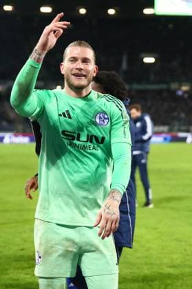 17.10.2025, xmohx, Fussball 2.Bundesliga, Hannover 96 - FC Schalke 04 v.l. Jubel, Freude über den Sieg Loris Karius (FC Schalke 04) (DFL DFB REGULATIONS PROHIBIT ANY USE OF PHOTOGRAPHS as IMAGE SEQUENCES and or QUASI-VIDEO) Hannover