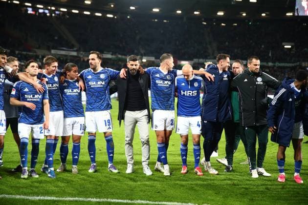 17.10.2025, xmohx, Fussball 2.Bundesliga, Hannover 96 - FC Schalke 04 v.l. Jubel, Freude über den Sieg mit Coach Trainer Miron Muslic (FC Schalke 04) (DFL DFB REGULATIONS PROHIBIT ANY USE OF PHOTOGRAPHS as IMAGE SEQUENCES and or QUASI-VIDEO) Hannover