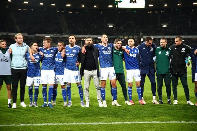 17.10.2025, xmohx, Fussball 2.Bundesliga, Hannover 96 - FC Schalke 04 v.l. Jubel, Freude über den Sieg mit Coach Trainer Miron Muslic (FC Schalke 04) (DFL DFB REGULATIONS PROHIBIT ANY USE OF PHOTOGRAPHS as IMAGE SEQUENCES and or QUASI-VIDEO) Hannover