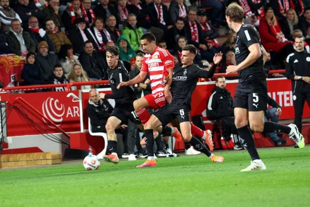 DEU, DFL, 1. FBL, 1.FC Union vs. BM Gladbach, 17.10.2025, Stadion Alte Foersterei, Berlin, DEU, DFL, 1. FBL, 1.FC Union vs. BM Gladbach, im Bild: Rani Khedira (1.FC Union Berlin 8), Philipp Sander (BM Gladbach 16), Yannik Engelhardt (BM Gladbach 6) DFL - regulations prohibit any use of Photographs as image sequences and or quasi-video