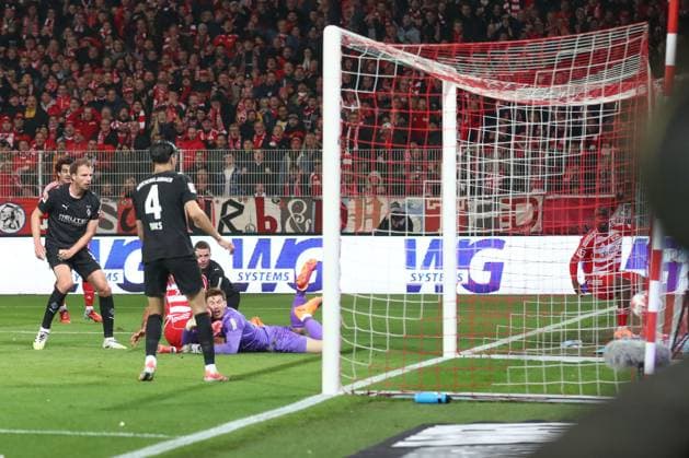 17.10.2025, xtgx, Fussball - 1.Bundesliga Union Berlin - Borussia Moenchengladbach v.l. Tor zum 2:0 durch Danilho Doekhi (Union Berlin, 5) (DFL DFB REGULATIONS PROHIBIT ANY USE OF PHOTOGRAPHS as IMAGE SEQUENCES and or QUASI-VIDEO) Berlin