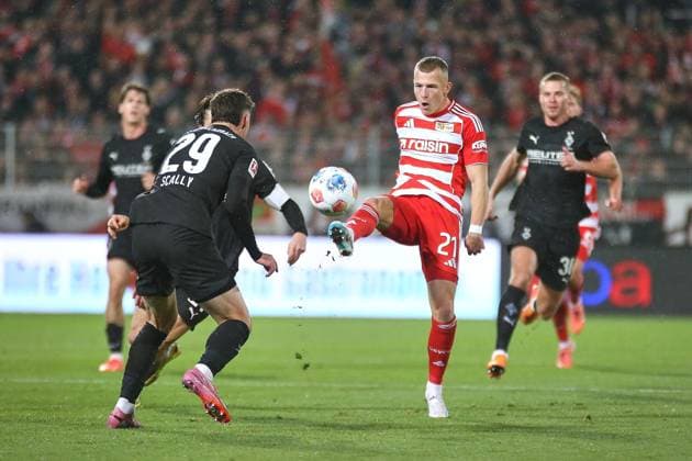 Berlin, Deutschland, 17.10.2025: Stadion Alte Försterei: 7. Spieltag, Saison 2025 26, 1. Fußball-Bundesliga: Union Berlin - Borussia Mönchengladbach: Joe Scally (29, Borussia Mönchengladbach) und Tim Skarke (21, Union Berlin) im Duell Copyright: xdtsxNachrichtenagenturx dts_88964