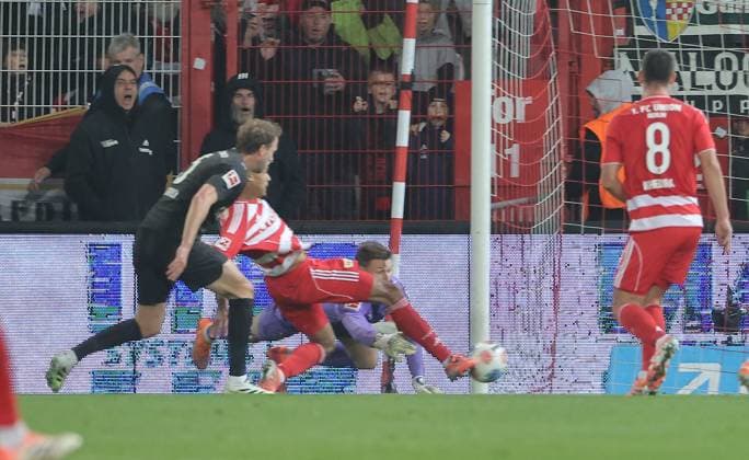 Danilho Doekhi erzielt das Tor zum 2:0 gegen Torwart Moritz Nicolas Zweikampf Spielszene Aktion Fußball Fussball Bundesliga Herren DFL 7. Spieltag Saison 2025 2026 17.10.2025 1.FC Union Berlin FCU vs. Borussia Mönchengladbach BMG DFL regulations prohibit any use of photographs as image sequences and or quasi-video.