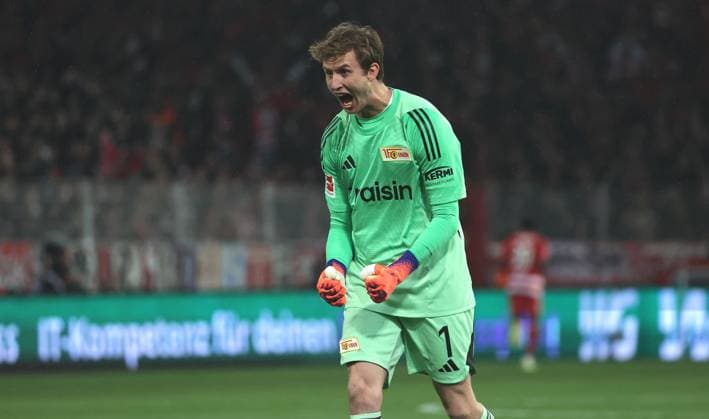Torwart Frederik Rönnow jubelt nach 2:0 durch Danilho Doekhi Freude Emotion Jubel Fußball Fussball Bundesliga Herren DFL 7. Spieltag Saison 2025 2026 17.10.2025 1.FC Union Berlin FCU vs. Borussia Mönchengladbach BMG DFL regulations prohibit any use of photographs as image sequences and or quasi-video.