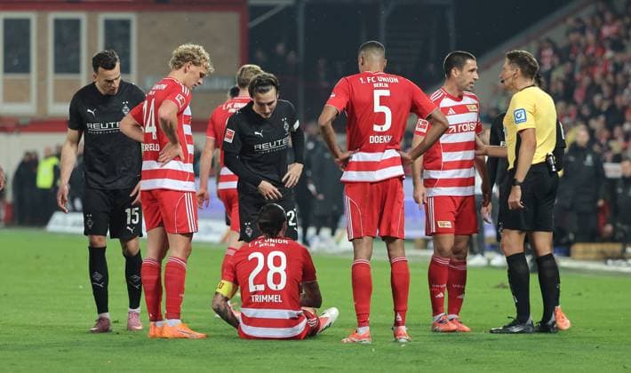 Christopher Trimmel muß verletzt ausgewechselt werden Auswechselung Fußball Fussball Bundesliga Herren DFL 7. Spieltag Saison 2025 2026 17.10.2025 1.FC Union Berlin FCU vs. Borussia Mönchengladbach BMG DFL regulations prohibit any use of photographs as image sequences and or quasi-video.