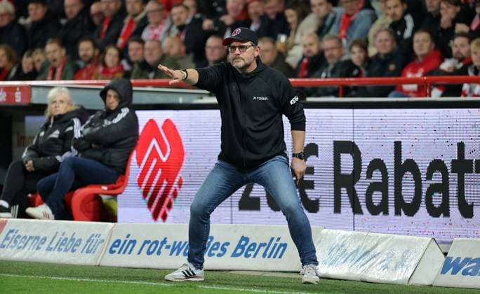 Trainer Steffen Baumgart zeigend, gestikulierend Einzelbild Freisteller Aktion Fußball Fussball Bundesliga Herren DFL 7. Spieltag Saison 2025 2026 17.10.2025 1.FC Union Berlin FCU vs. Borussia Mönchengladbach BMG DFL regulations prohibit any use of photographs as image sequences and or quasi-video.