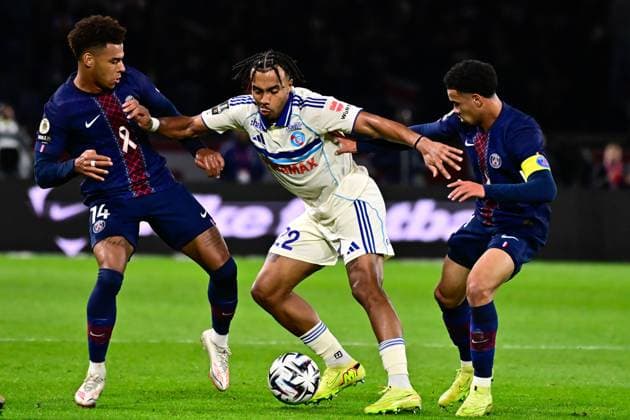 FOOTBALL : PSG vs Strasbourg - Ligue1 - 16 10 2025 Desire Doue ( 14 - PSG ) , Guela Doue ( 22 - Strasbourg ) and Warren ZAIRE EMERY ( 33 - PSG ) during the Ligue 1 match between Paris Saint Germain and RC Strasbourg Alsace at Parc Des Princes on October 16 , 2025 in Paris, France. ( Photo by Federico Pestelini PsnewZ ) - ParisFrance  Copyright: xFedericoxPestelinix