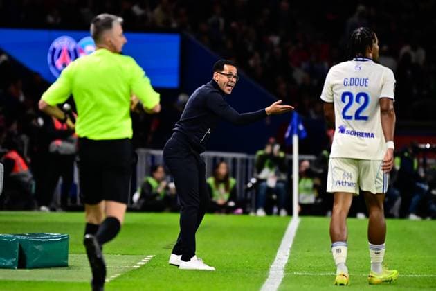 FOOTBALL : PSG vs Strasbourg - Ligue1 - 16 10 2025 Liam Rosenior ( coach Strasbourg ) during the Ligue 1 match between Paris Saint Germain and RC Strasbourg Alsace at Parc Des Princes on October 16 , 2025 in Paris, France. ( Photo by Federico Pestelini PsnewZ ) - ParisFrance  Copyright: xFedericoxPestelinix